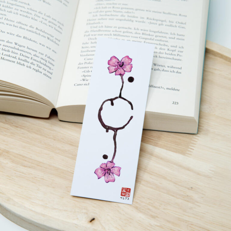 Aquarell-Lesezeichen mit zarten rosa Kirschblüten und unperfektem handgemaltem Enso-Kreis in japanischer Ästhetik auf Papier.