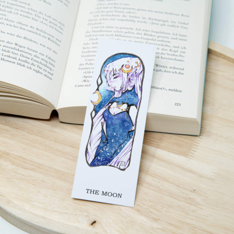 Aquarell-Lesezeichen mit weiblicher Manga-Mondgöttin mit weißem fließendem Haar, heller Haut und dunklem sternenbesetztem Kleid in kühlen Blau- und Lilatönen auf Papier.
