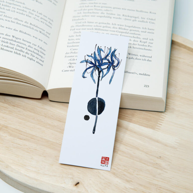 Aquarell-Lesezeichen mit blauer japanischer Spinnenlilie mit geschwungenen Blütenblättern und unperfektem handgemaltem Enso-Kreis in japanischer Ästhetik auf Papier.