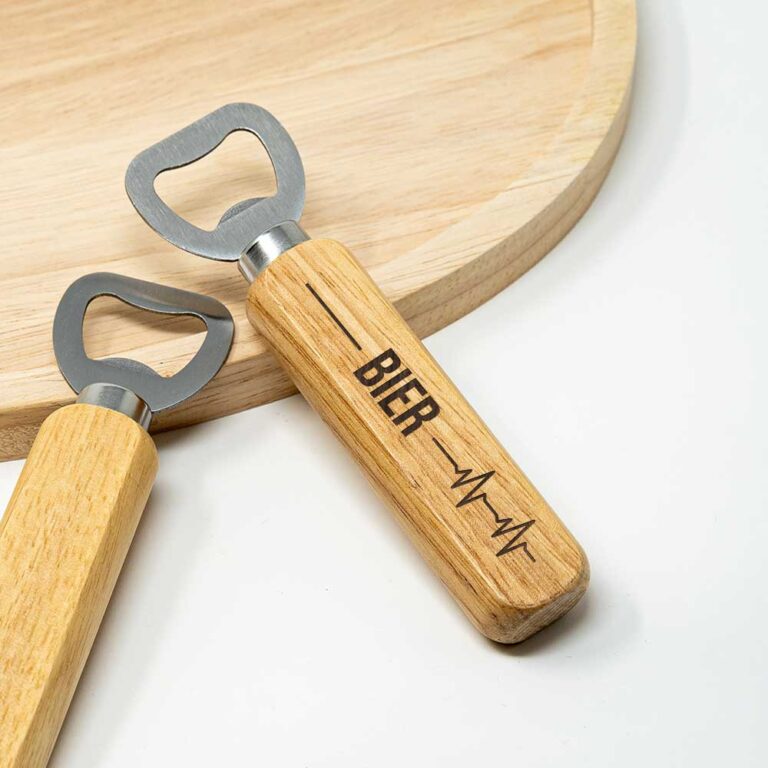 Flaschenöffner Holz mit Gravur Bier und Herzschlaglinie