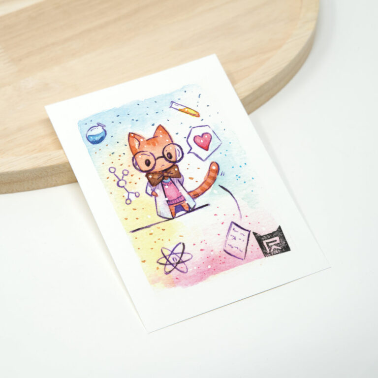 Aquarell Kunstkarte mit orangener Katze im Forscherkittel, die Gegenstände vom Tisch stößt